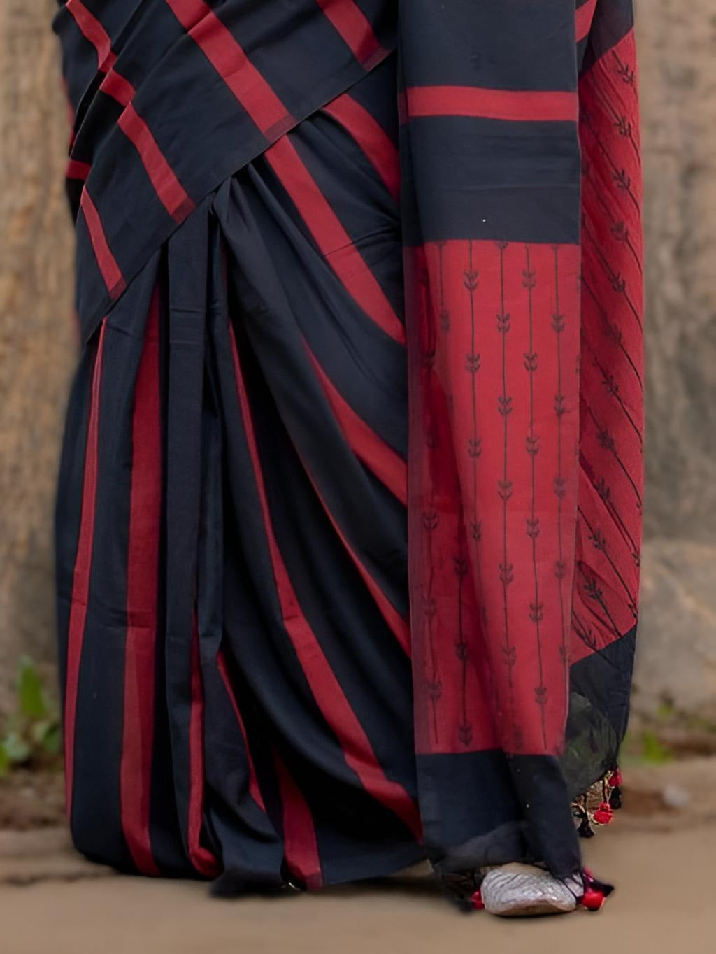Kapaas Red Black Saree